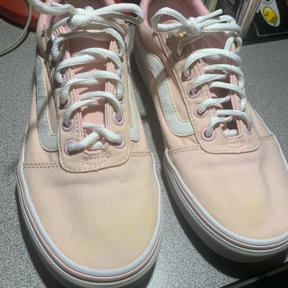 Womens vans , still on nice condition size 7 and nice color pink normal fade